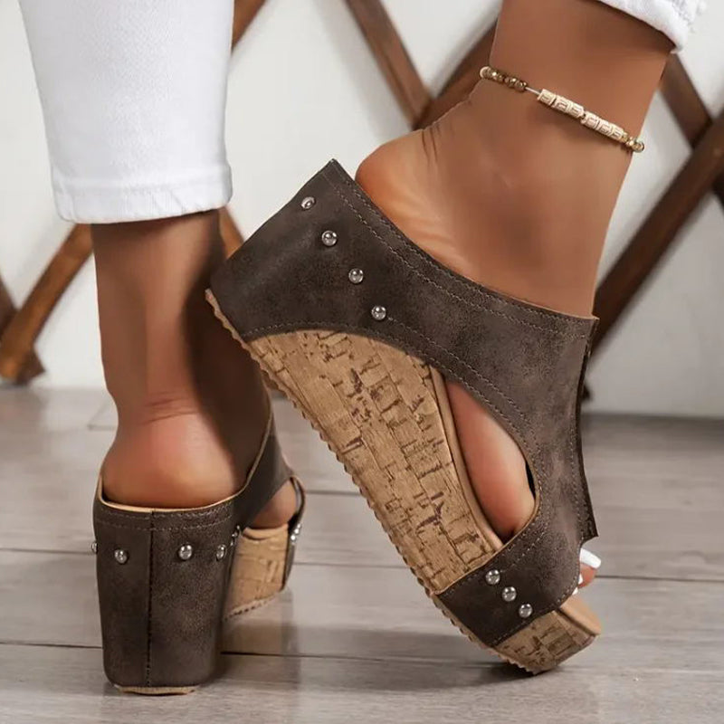 👡✨ Sandalias de cuña con tachuelas para mujer: diseño moderno, ajuste cómodo y perfectas para el verano ☀️